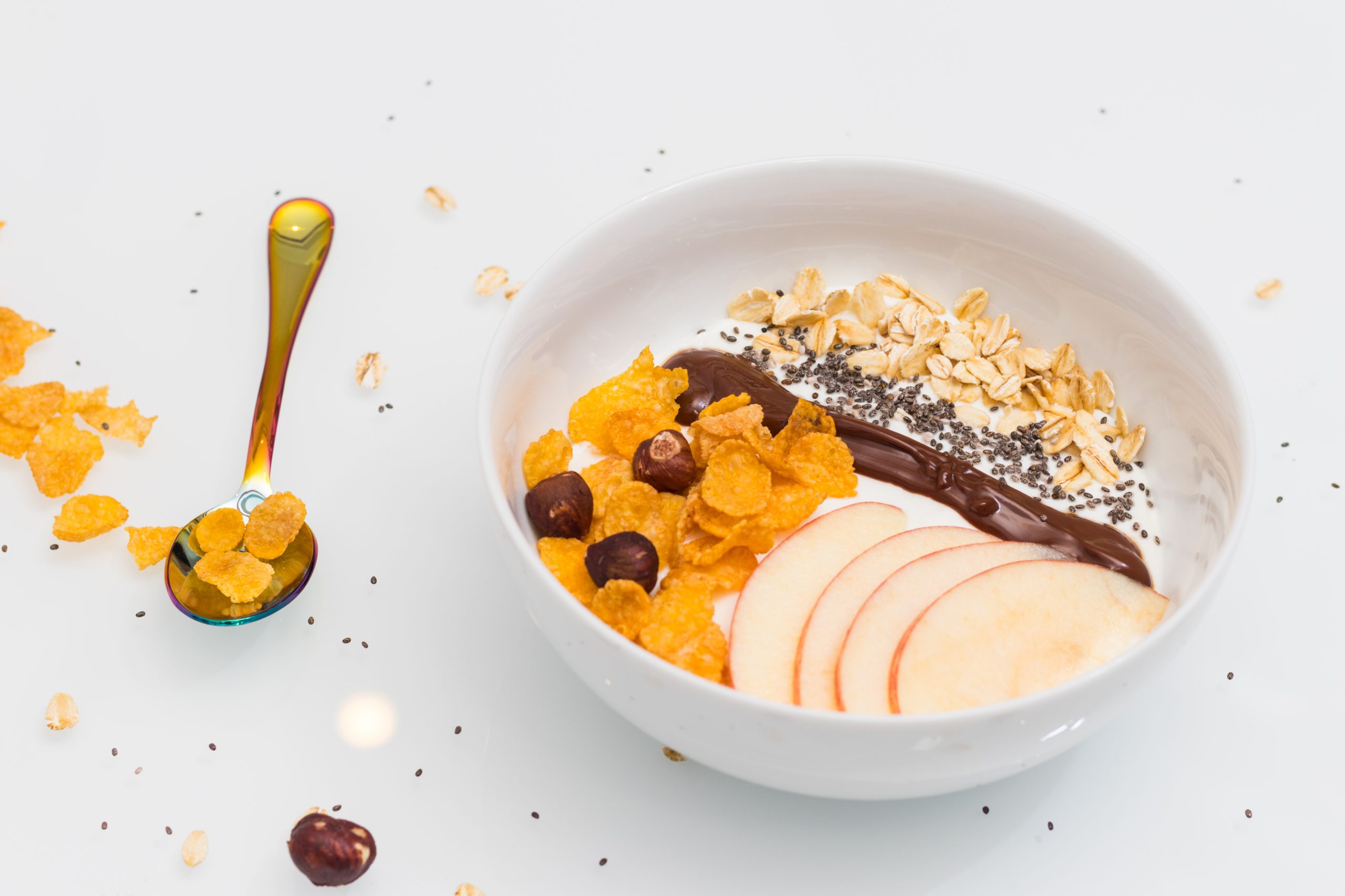 Bowl di yogurt greco con frutta e cereali - Cioccolimone